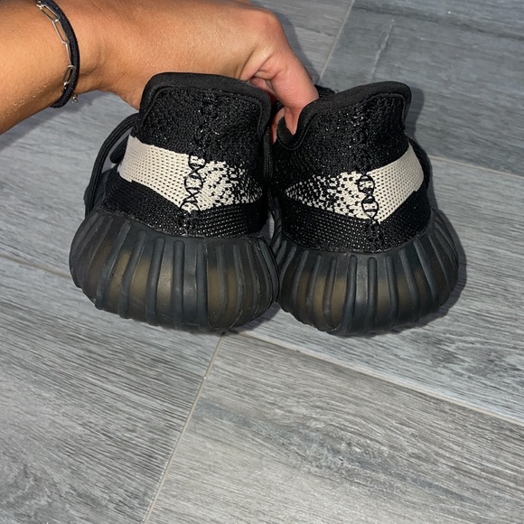YEEZY boost 350 v2 Men’s size 6.5 Oreo - Picture 5 of 8